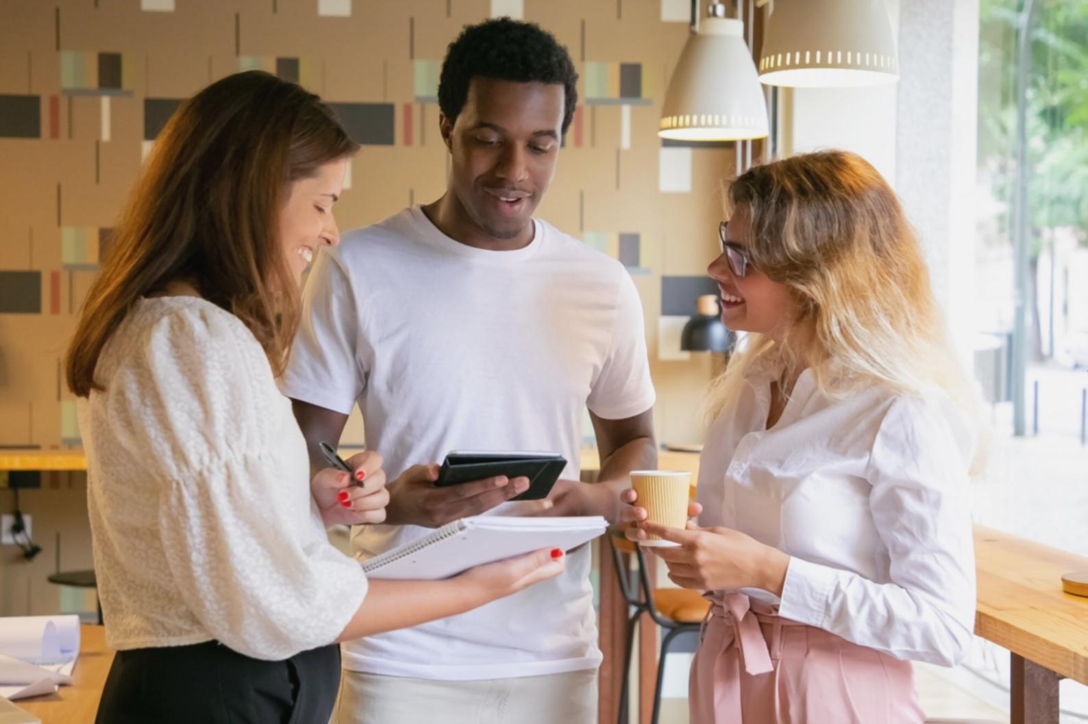 Participants travaillant sur des wireframes et des prototypes lors d'un atelier collaboratif