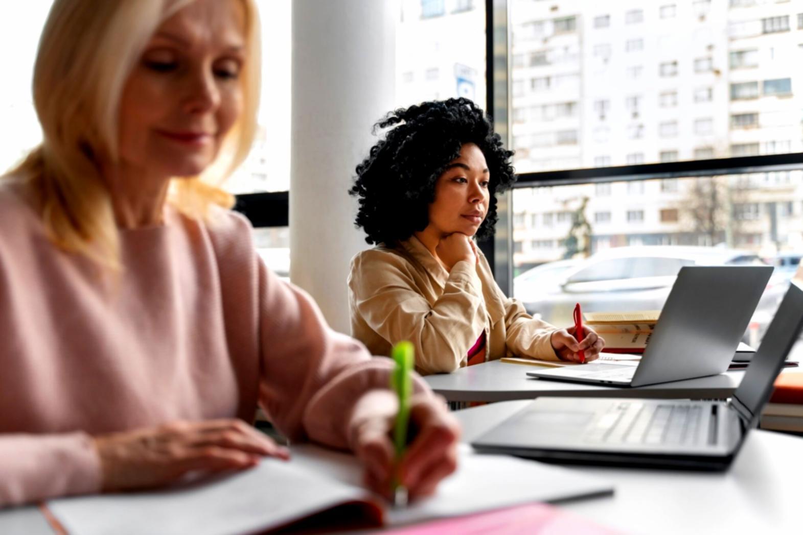 Session de travail en petits groupes avec feedback individualisé des formateurs