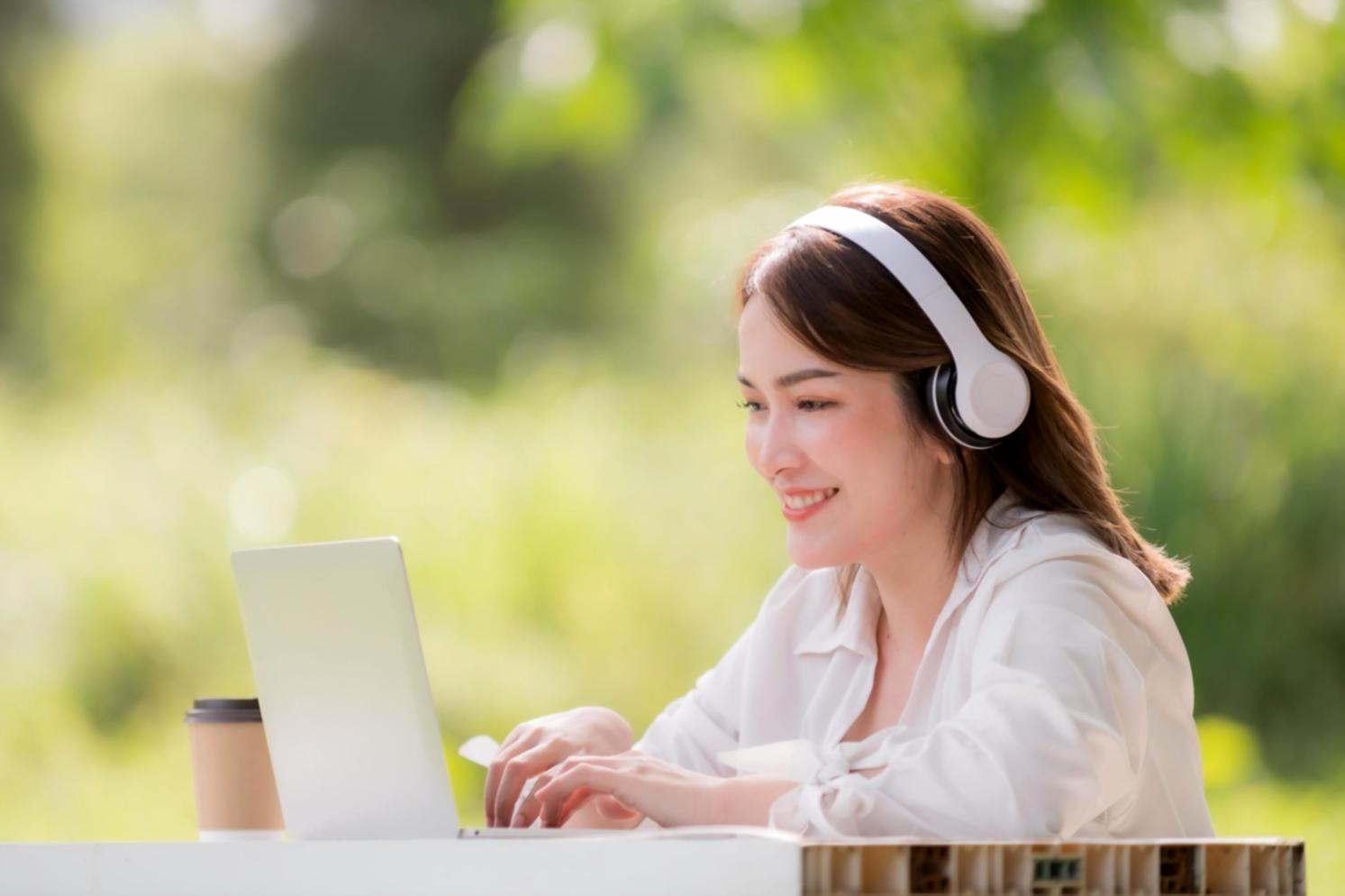 Atelier collaboratif de conception UX avec participants échangeant sur des prototypes